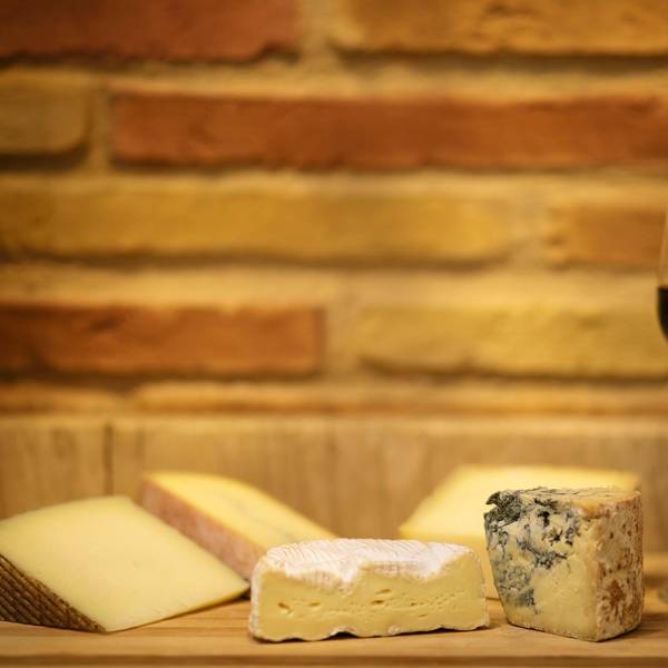 käse und wein zusammen