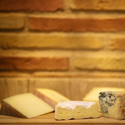 käse und wein zusammen