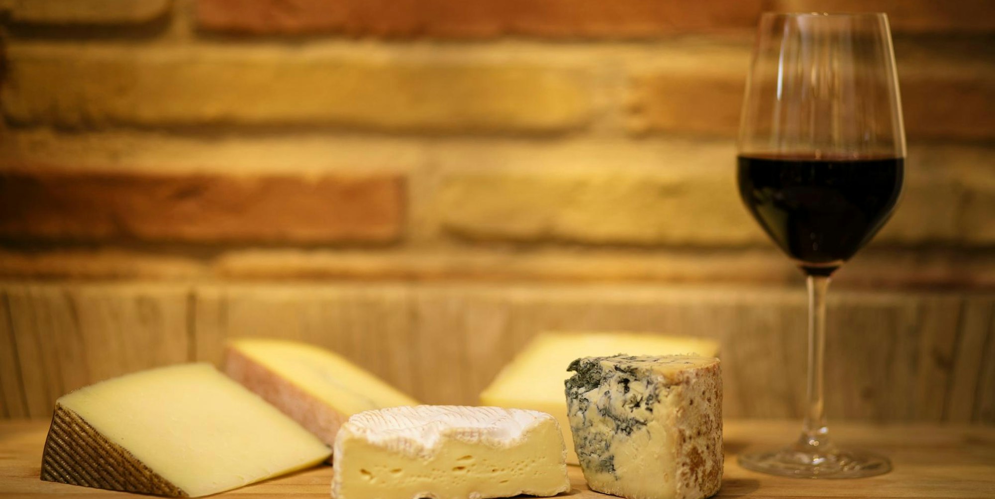 käse und wein zusammen