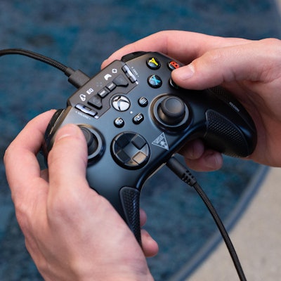 RECON-CONTROLLER_BLK_LIFESTYLE_3000px_1