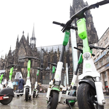 E-Scooter vorm Dom