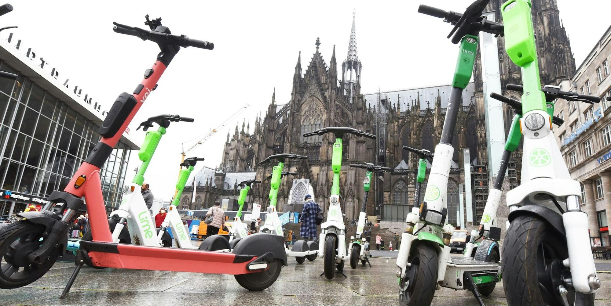 E-Scooter vorm Dom