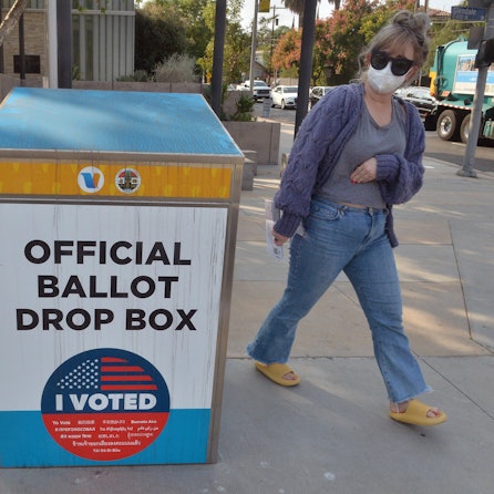 Wählerin Ballot Box IMAGO