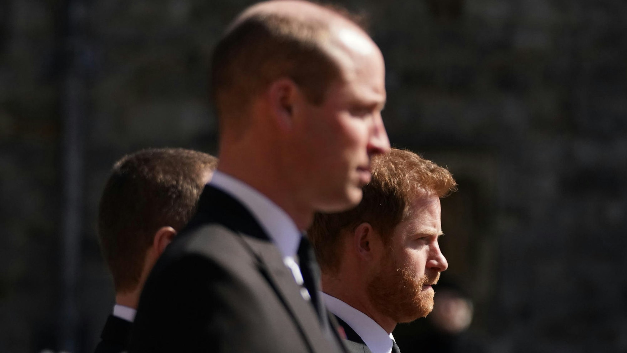 Prinz William und Prinz Harry stehen nebeneinander.