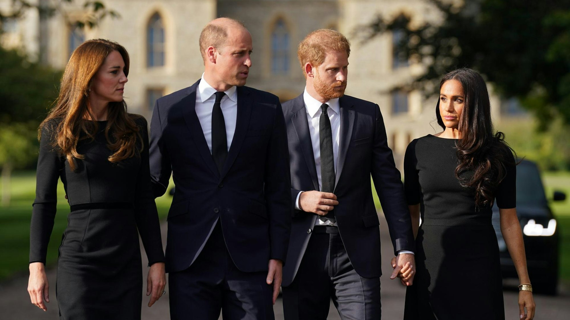 Prinz Harry mit Herzogin Meghan sowie Prinz William mit Prinzessin Kate.