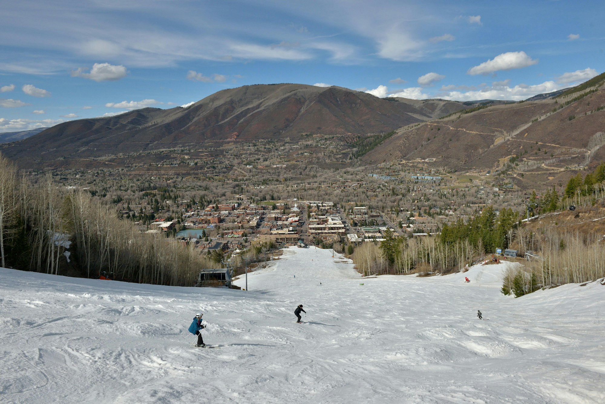 Aspen_Mountain_spring_skiing_over_Aspen