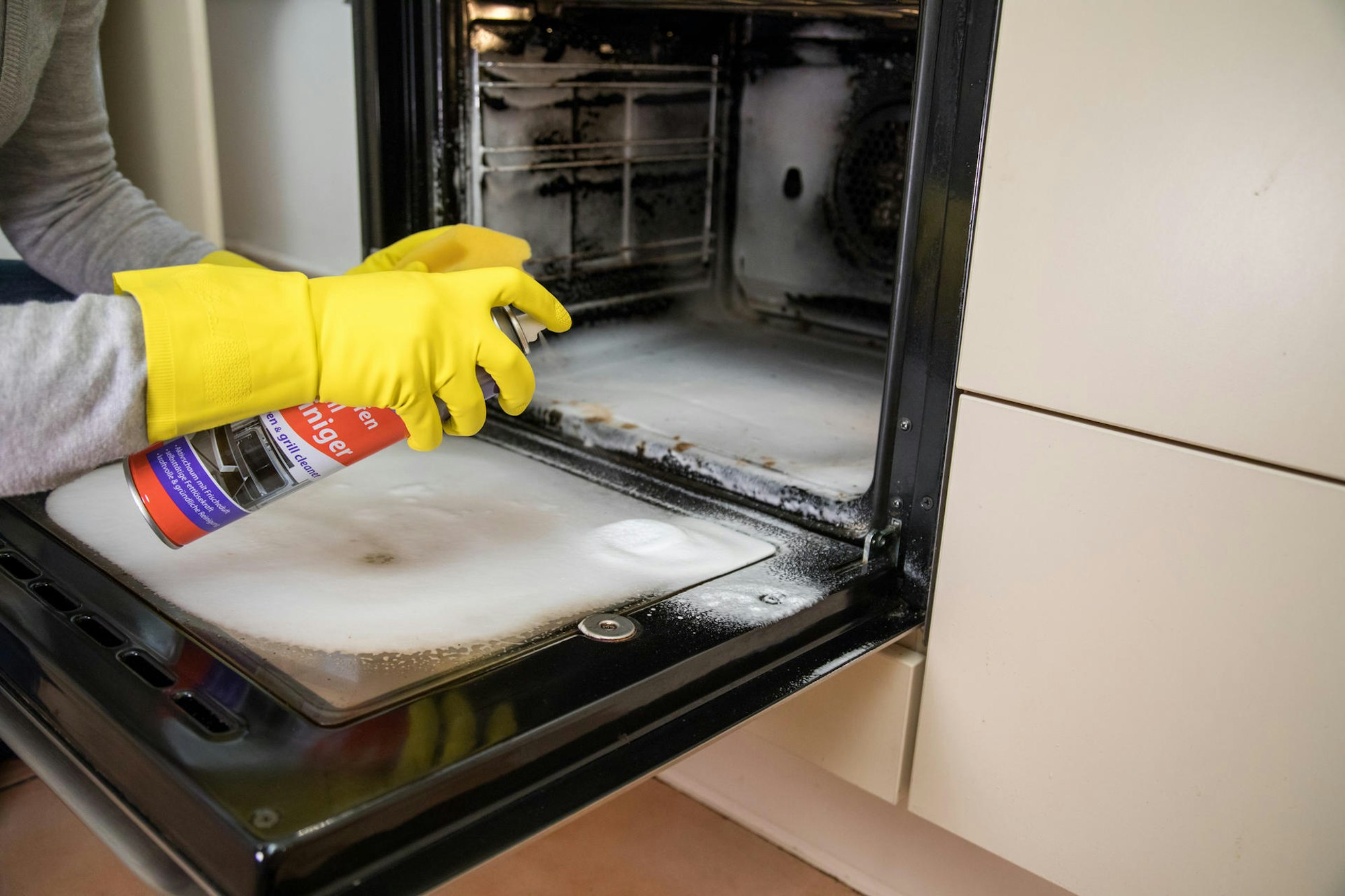 Jemand reinigt den Backofen