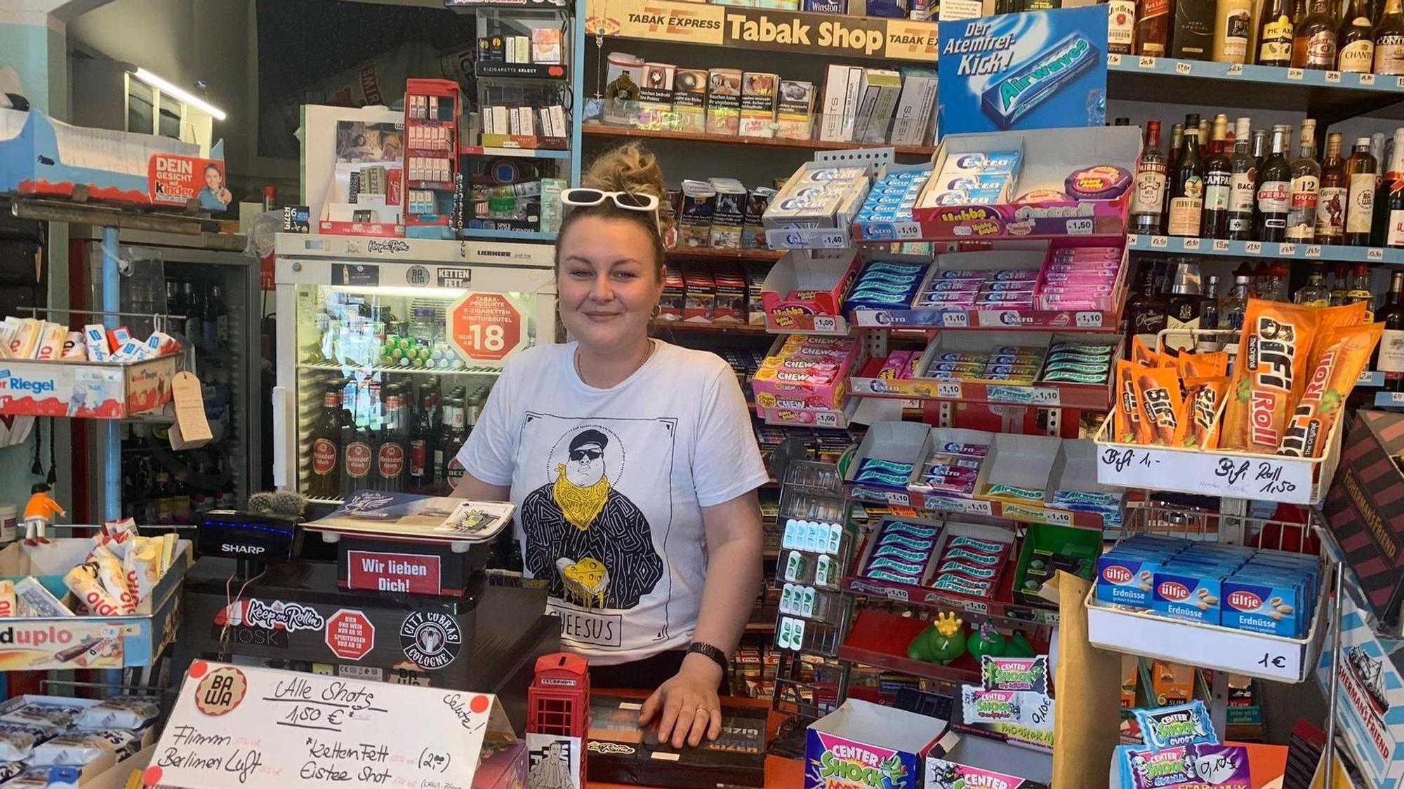 Inhaberin Kim steht in ihrem Kiosk