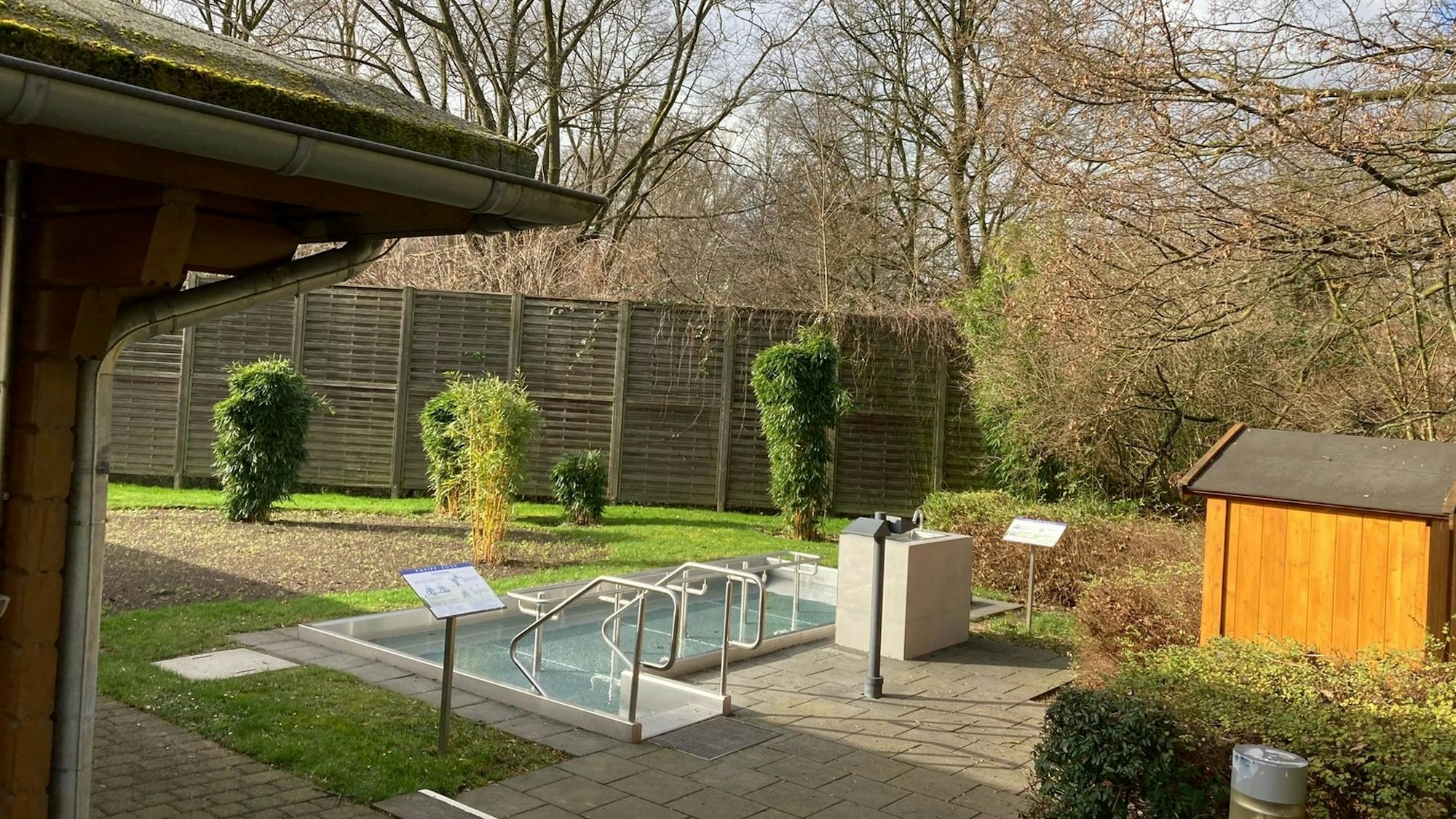 Die Parksauna mit dem Kneippbecken in Leverkusen