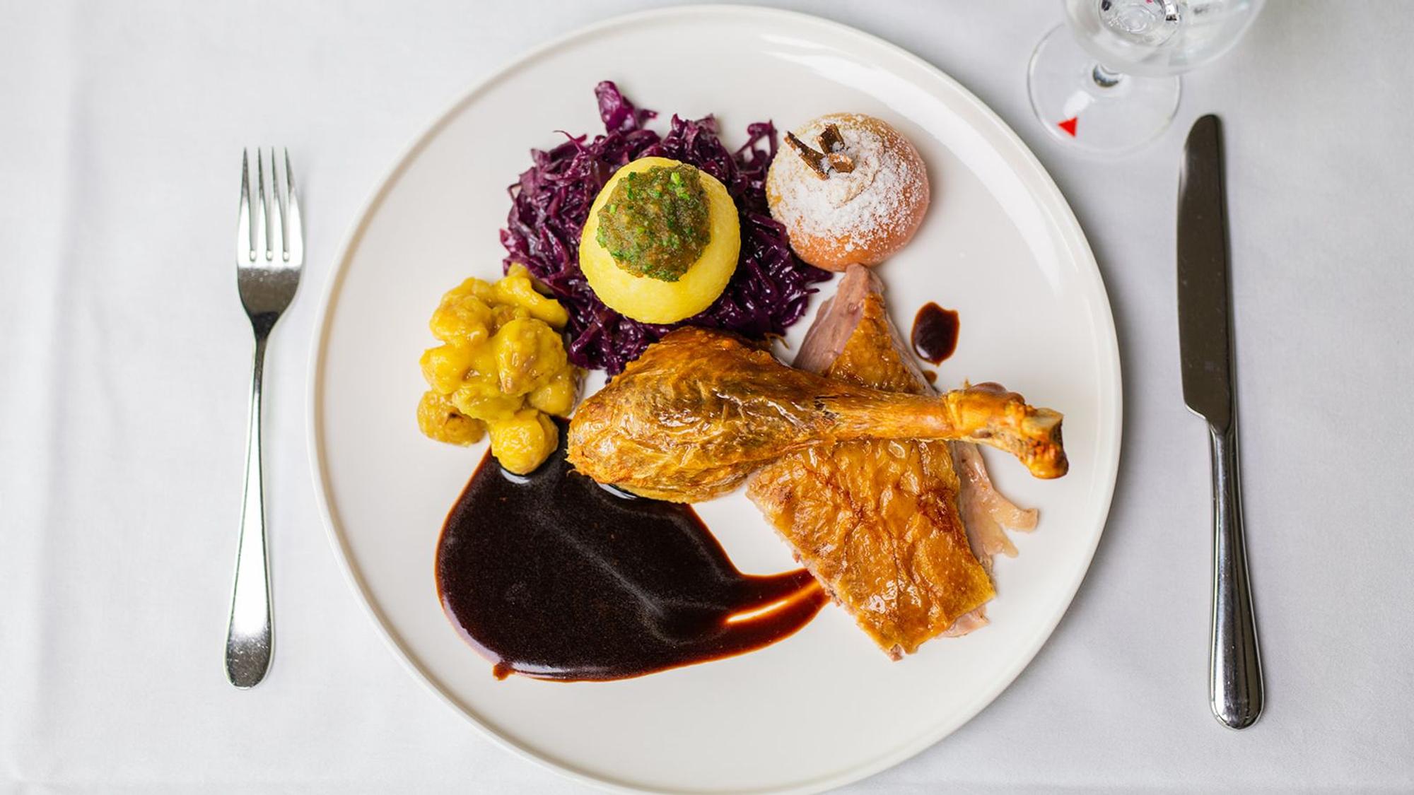 Gänsebraten mit Beilagen auf einem Teller im Club Astoria.