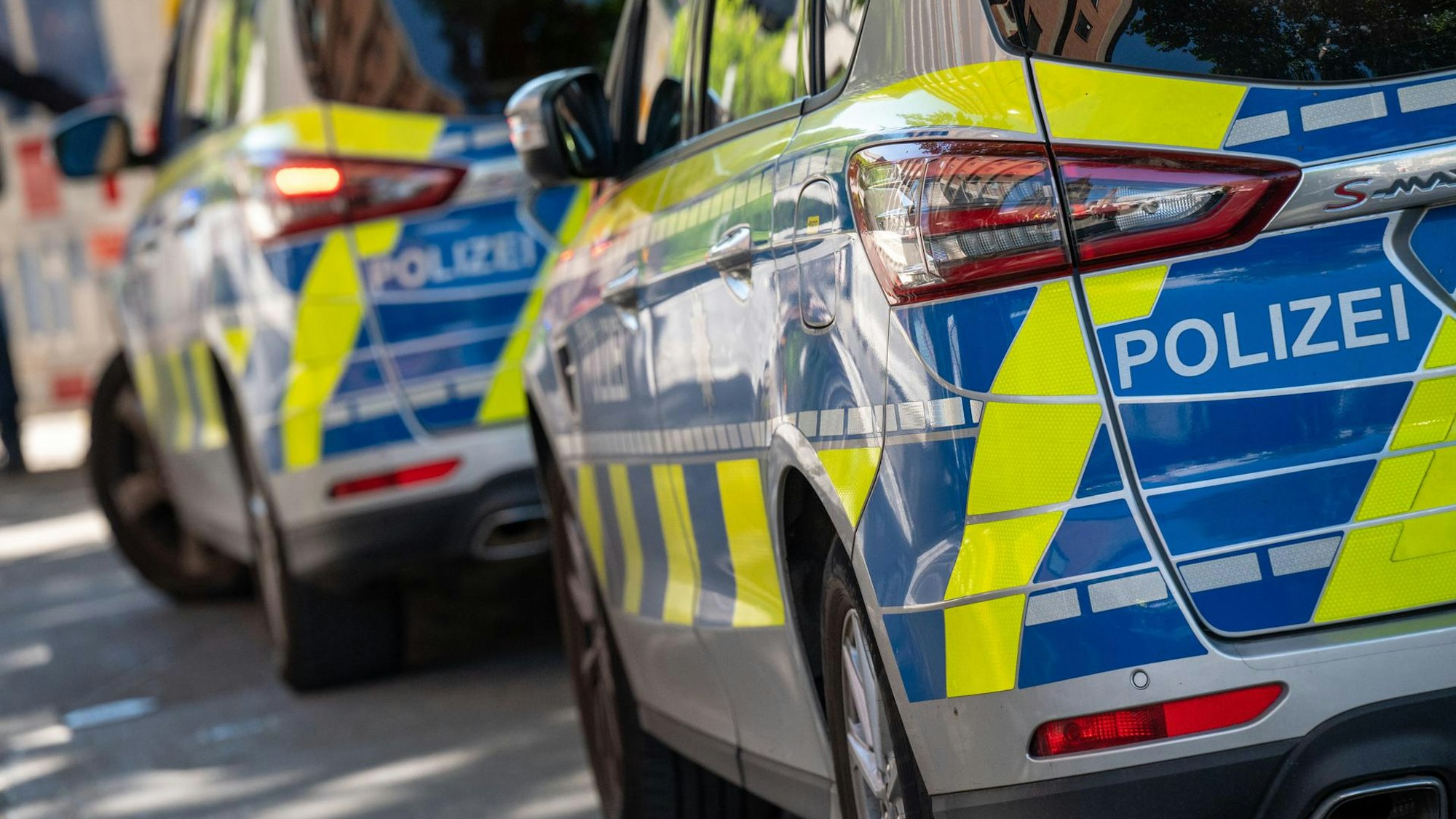 Zwei Polizeiautos in Köln.