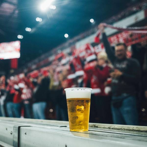 Bier Becher Müngersdorf IMAGO