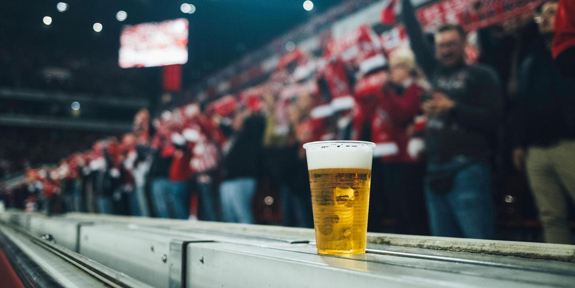 Bier Becher Müngersdorf IMAGO