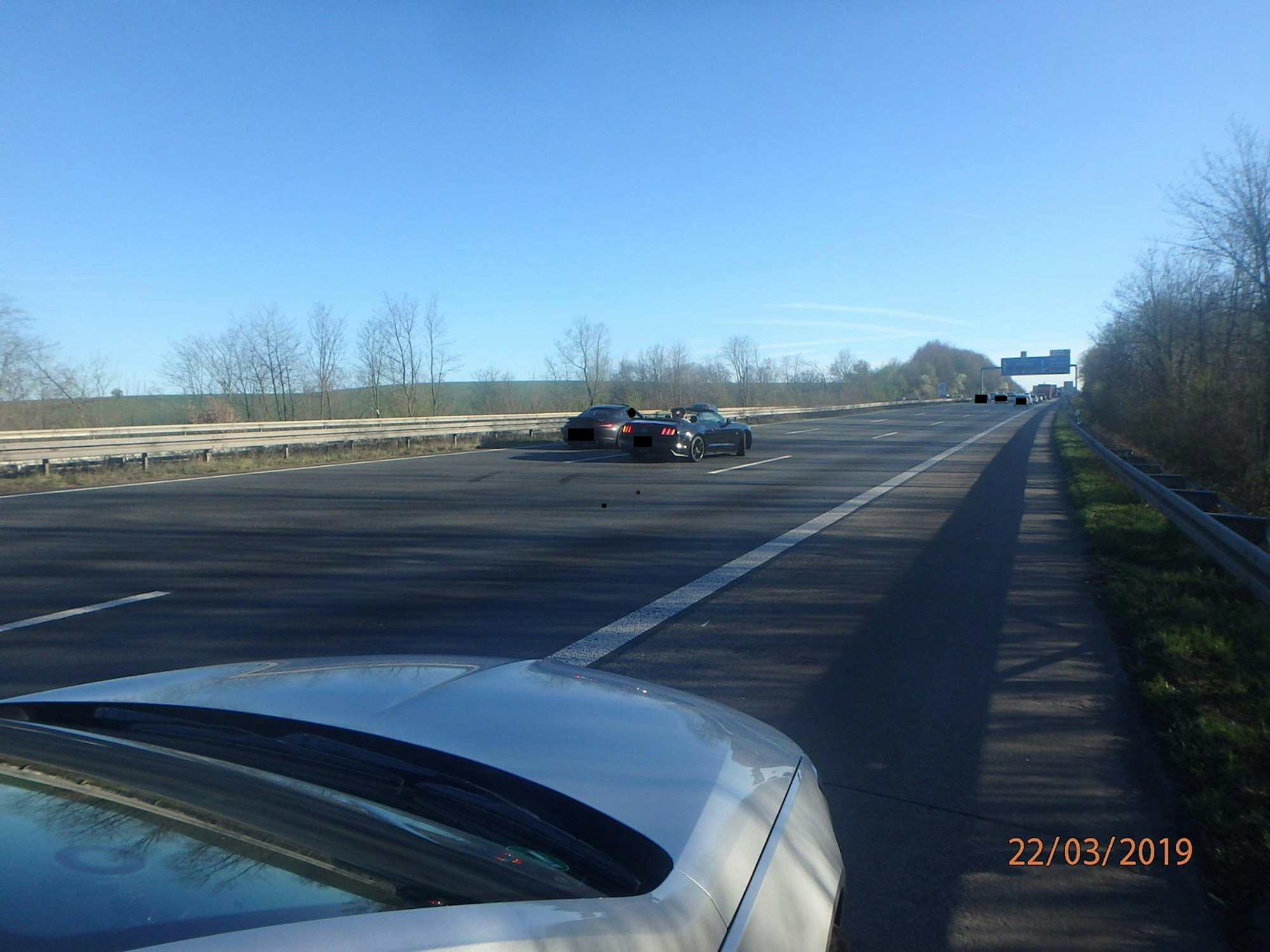 Fahrzeuge eines Hochzeitskorsos blockieren die A3.