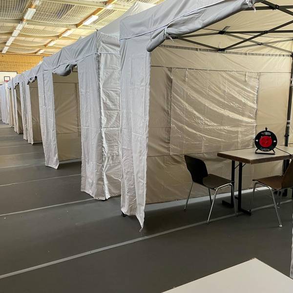20220318-nip-ber-turnhalle-fluechtlinge-zieverich-1