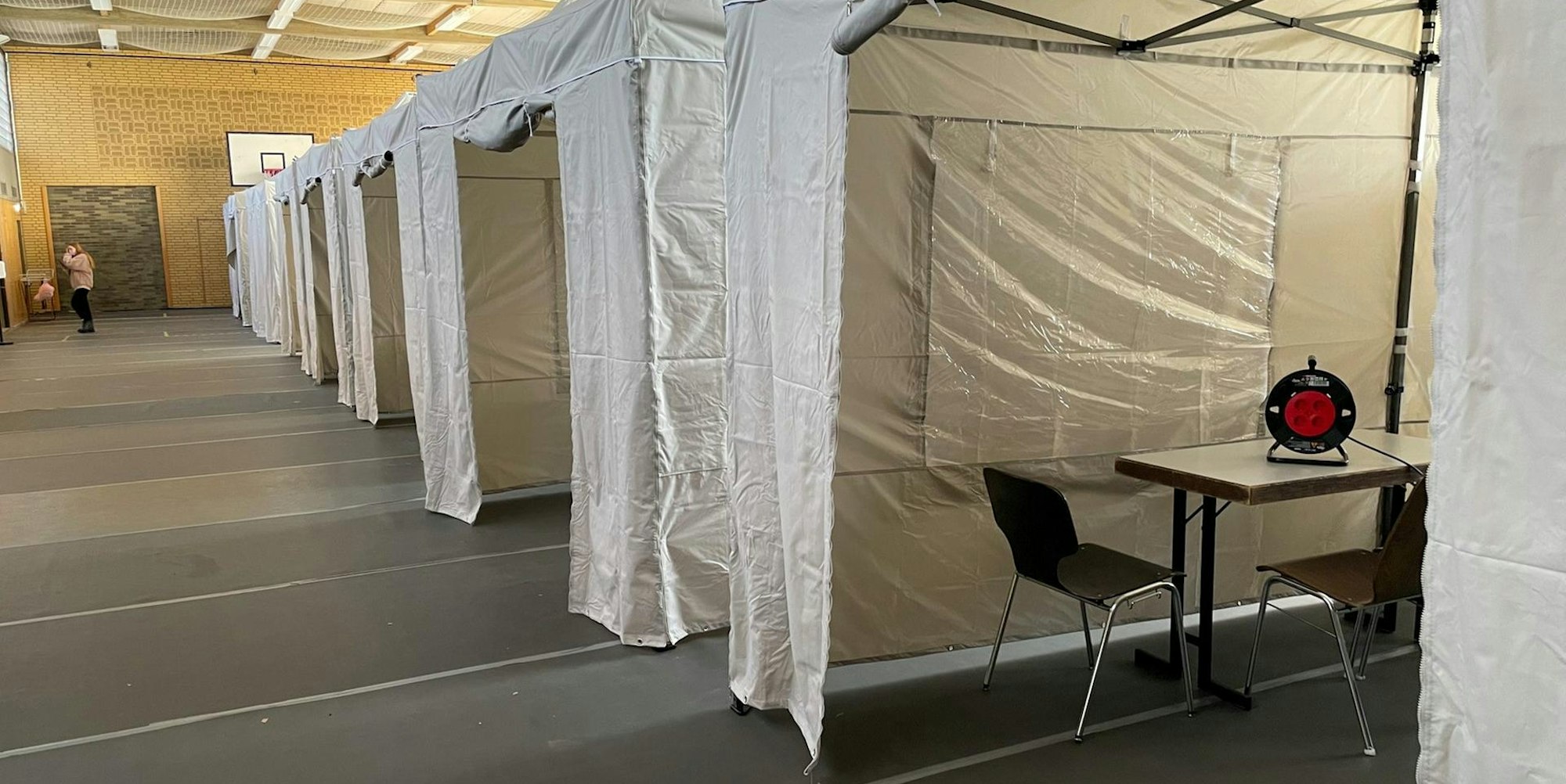 20220318-nip-ber-turnhalle-fluechtlinge-zieverich-1