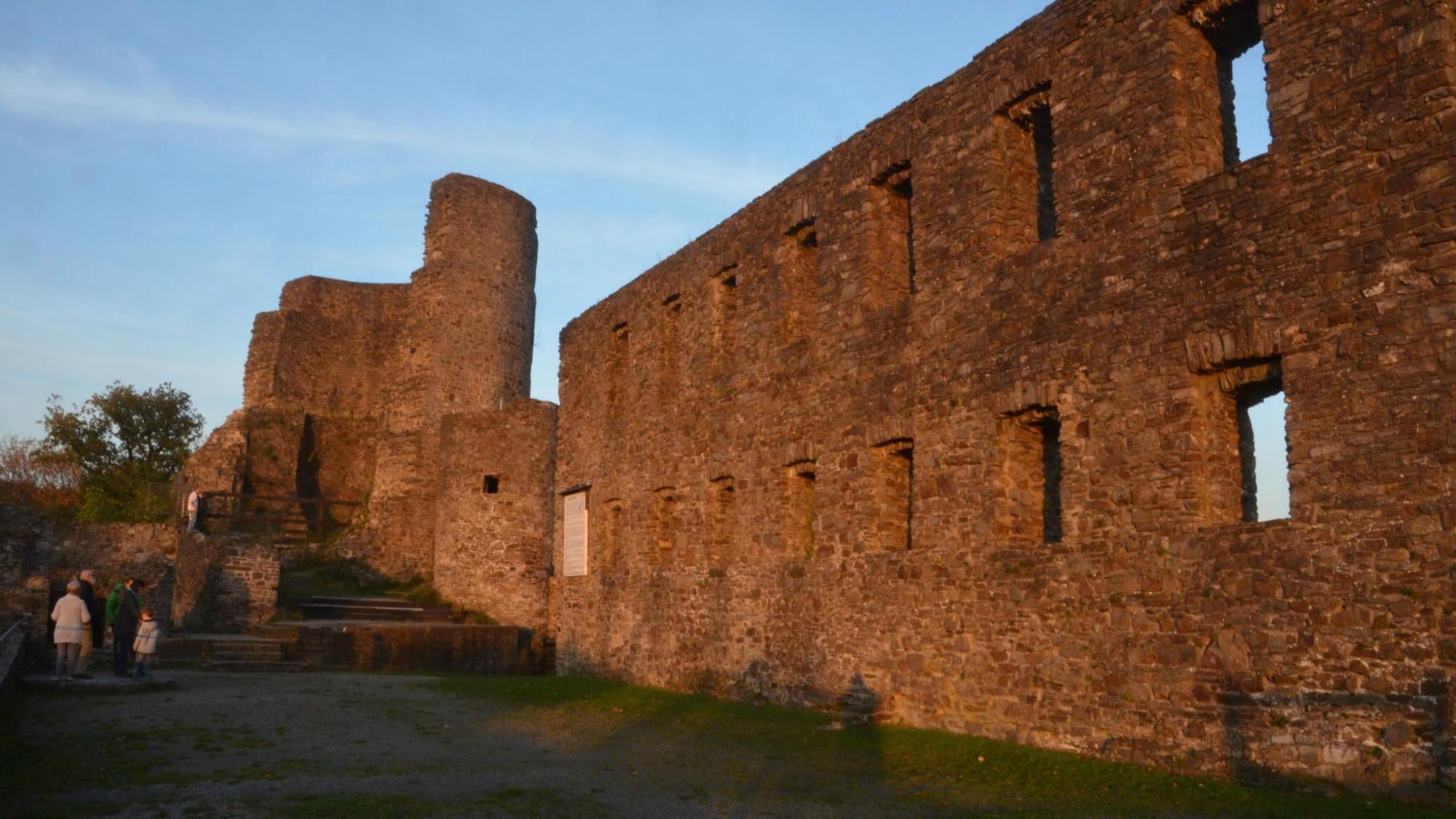 Auf dem Bild ist die Ruine der Burg Windeck zu sehen.