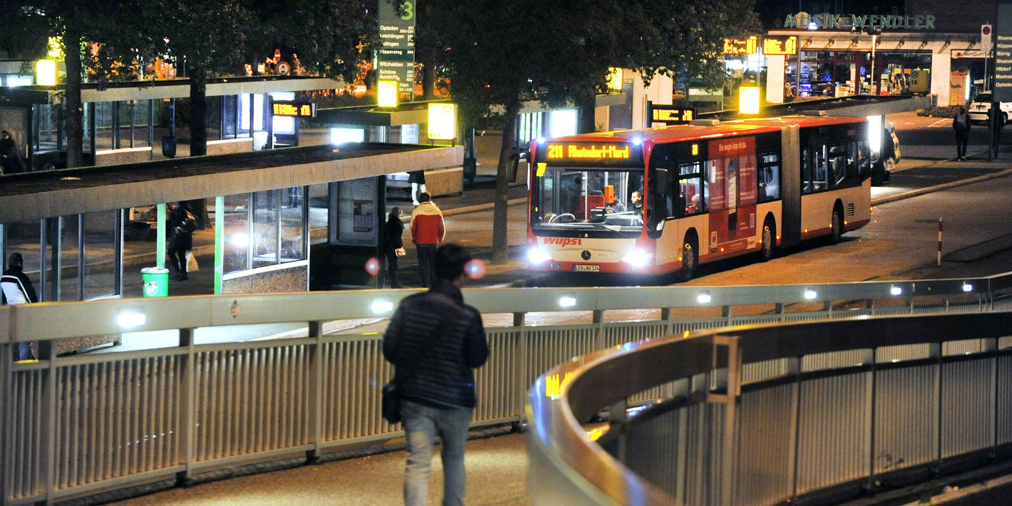 leverkusen-busbahnhof-abend-ALF_1031