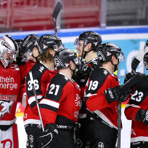 Haie danken Keeper nach dem Sieg