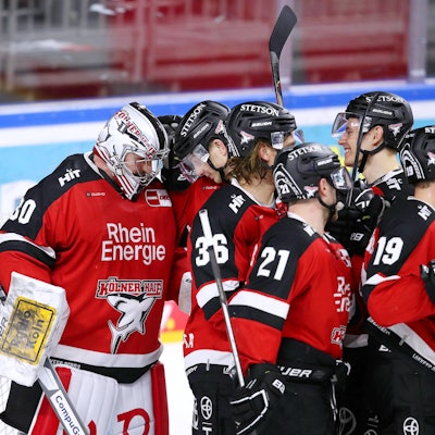 Haie danken Keeper nach dem Sieg