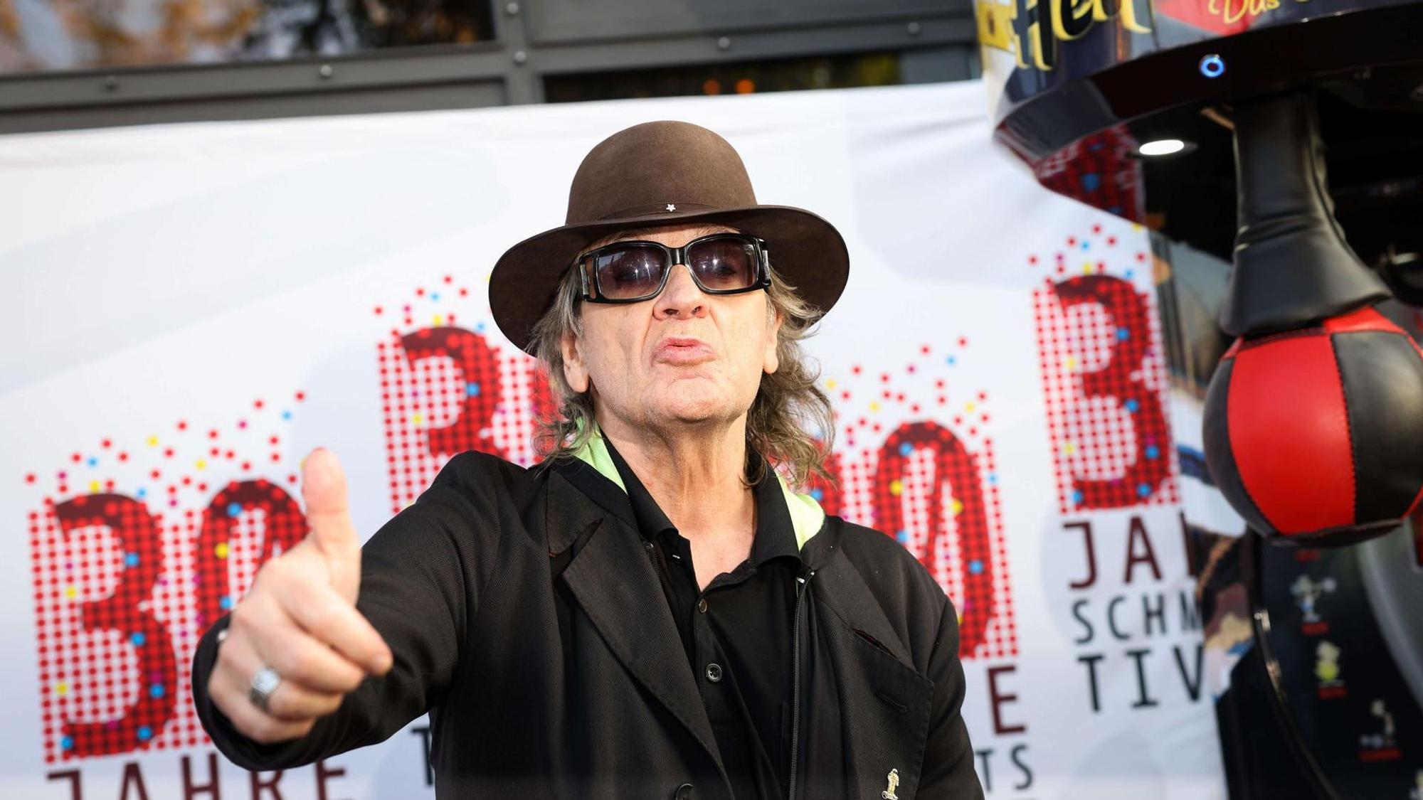 Udo Lindenberg hebt den Daumen.