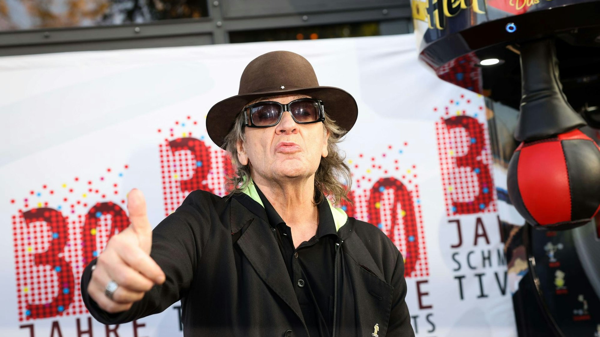 Udo Lindenberg hebt den Daumen.