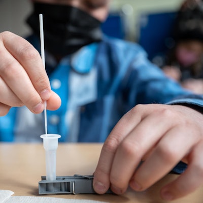 Schüler beim Corona-Selbsttest