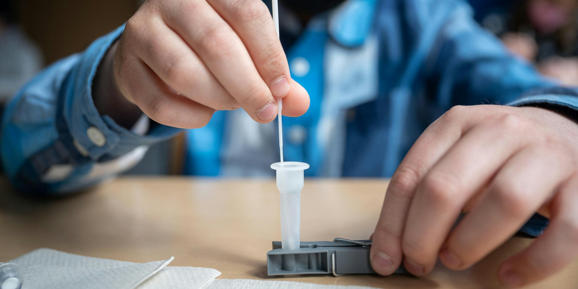 Schüler beim Corona-Selbsttest