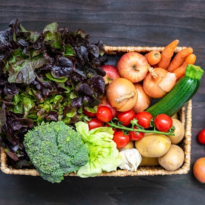 Gemüsekiste steht auf einem Tisch.