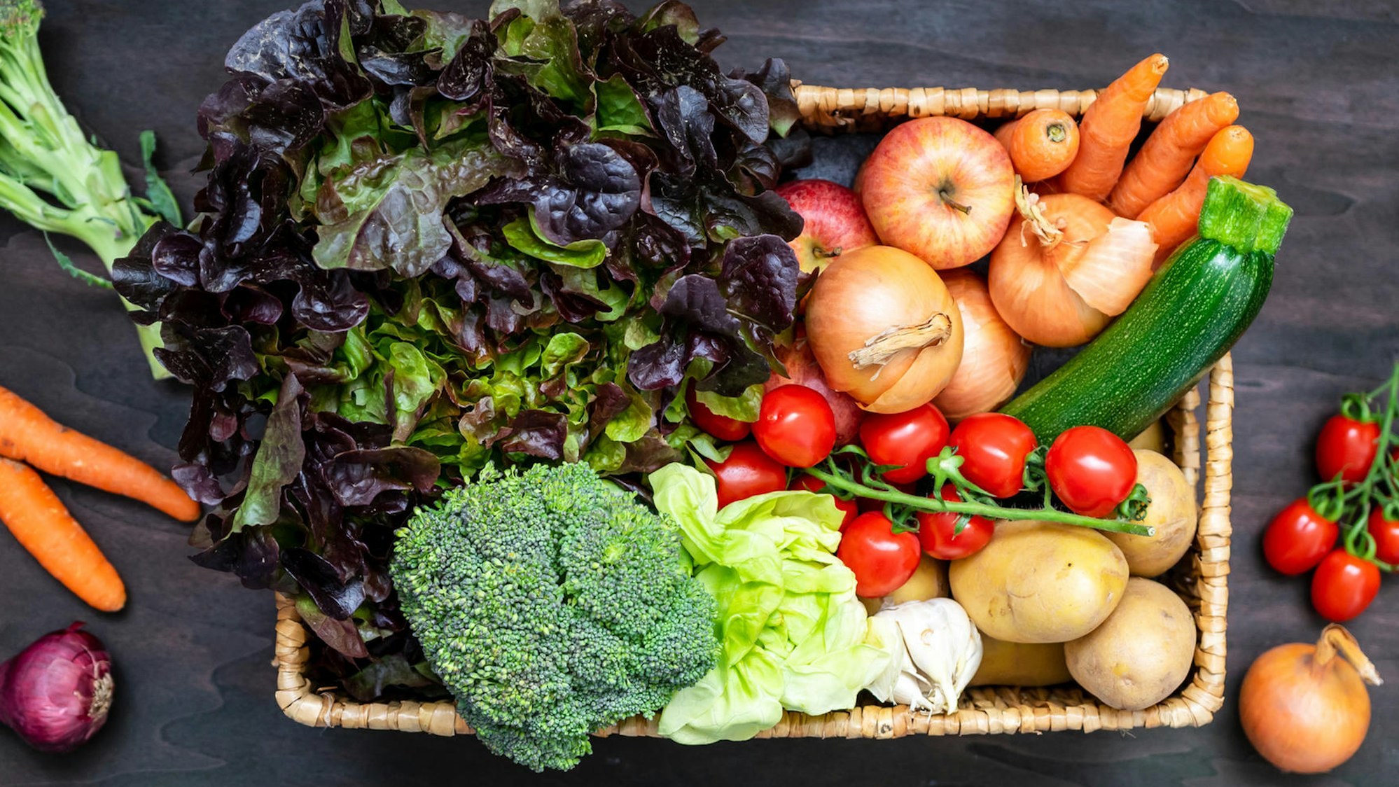 Gemüsekiste steht auf einem Tisch.