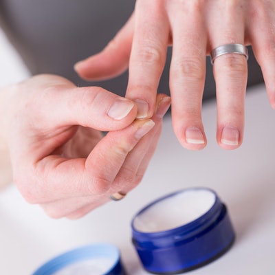 Gesunde_Fingernägel_benötigen_viel_Pflege