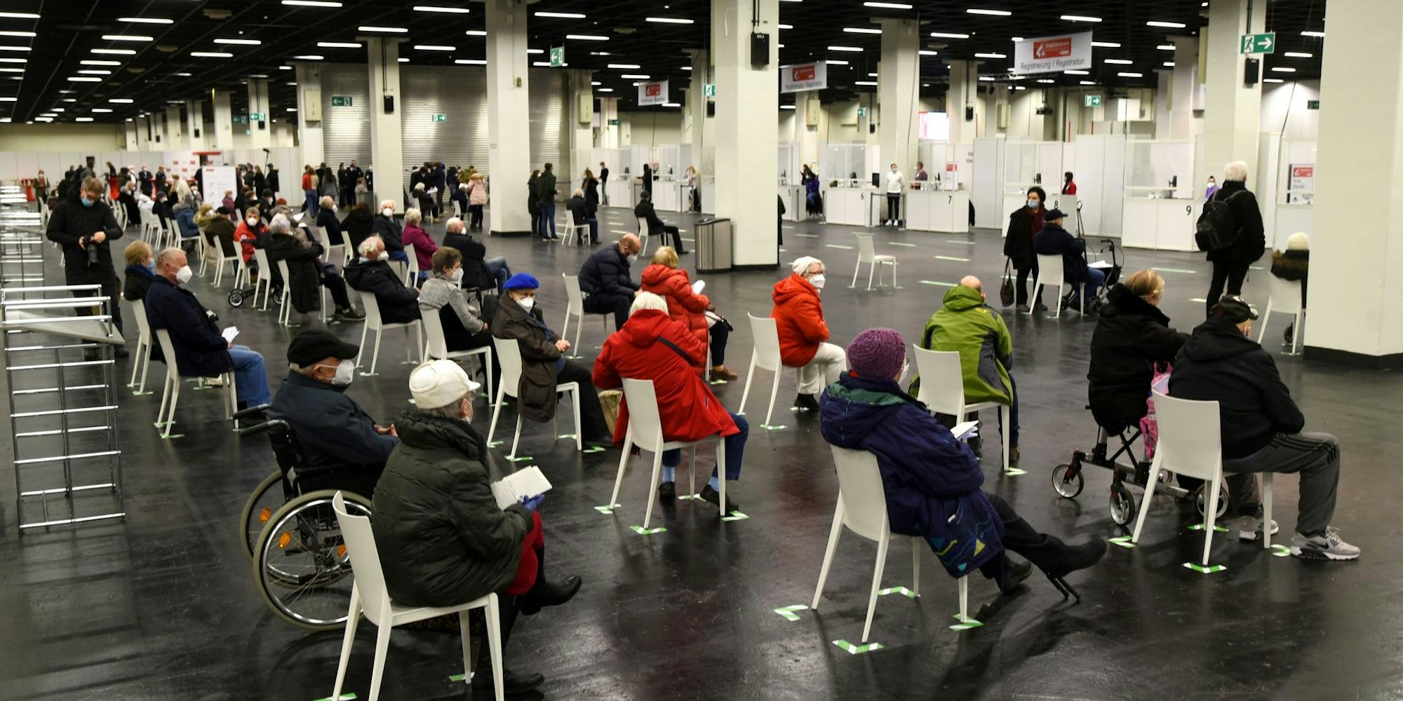 Warten auf Termin im Impfzentrum