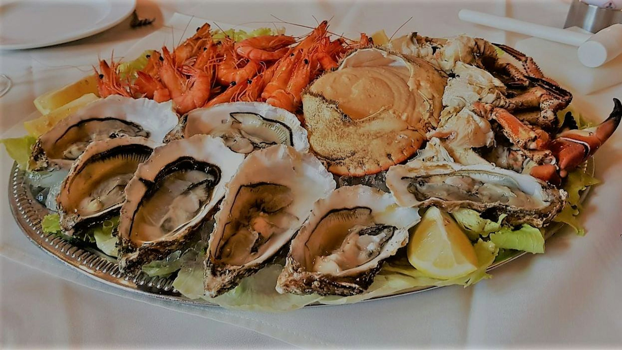 Ein Meeresfrüchteteller im Alfama, bestehend aus Austern, Gambas und Krebs.