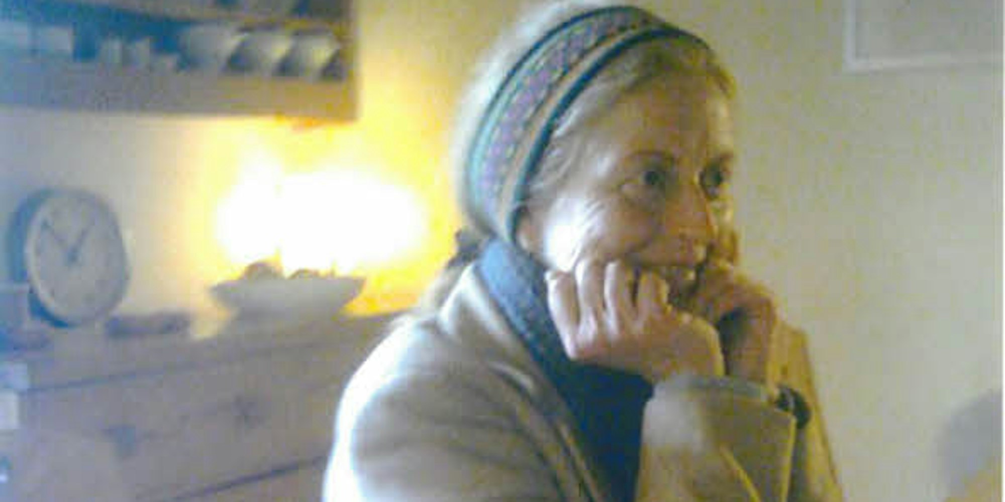 Anett Carolin Kaiser sitz in ihrer Wohnung