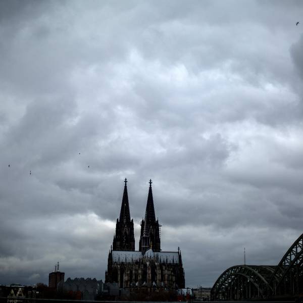 Köln Dom dunkle Wolken