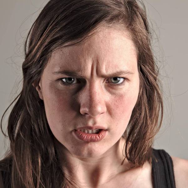 Frau in aggressiver Grundstimmung