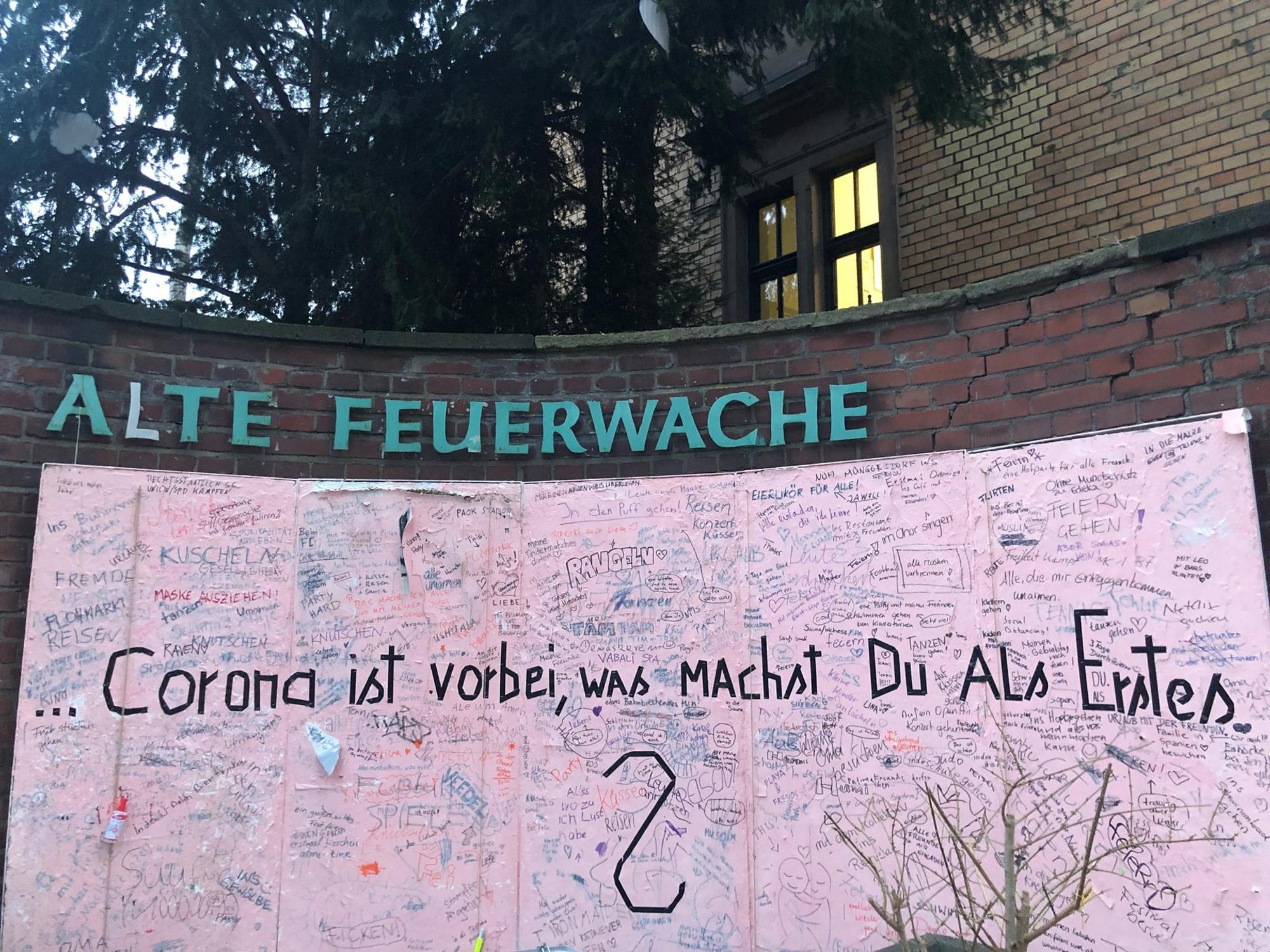 Rosa Wand Alte Feuerwache