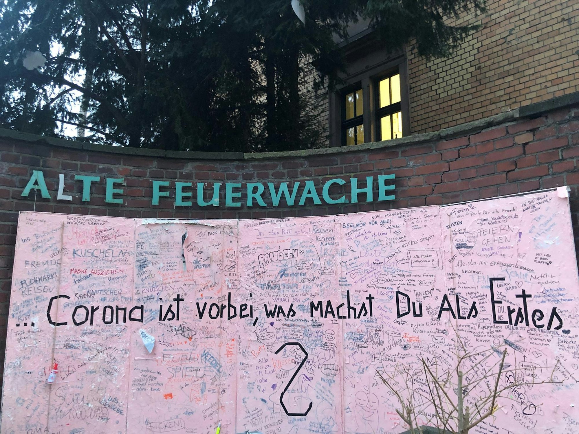 Rosa Wand Alte Feuerwache