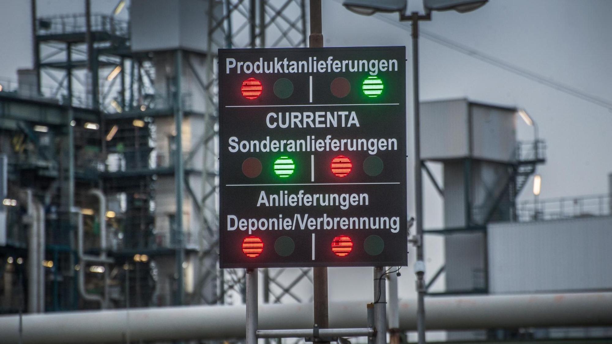 Ampel am Tor der Currenta Müllverbrennung