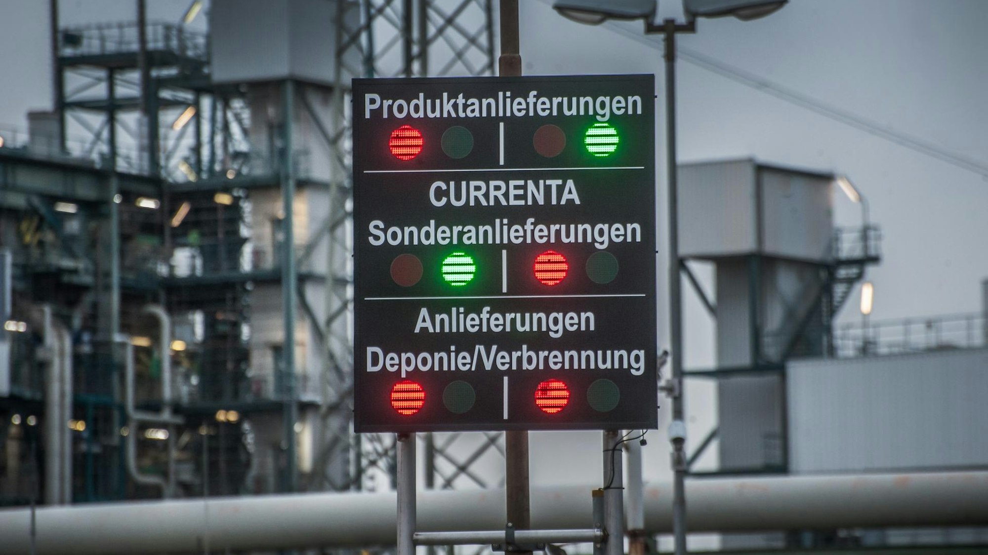 Ampel am Tor der Currenta Müllverbrennung