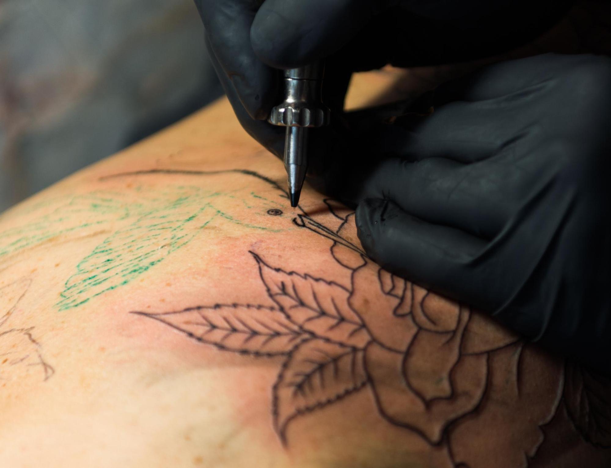 Tätowierer_sticht_Tattoo_