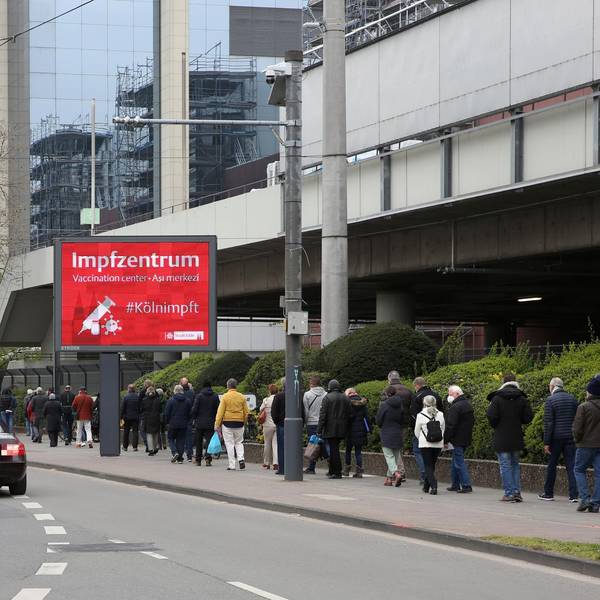 Warteschlage Impfezentrum Köln