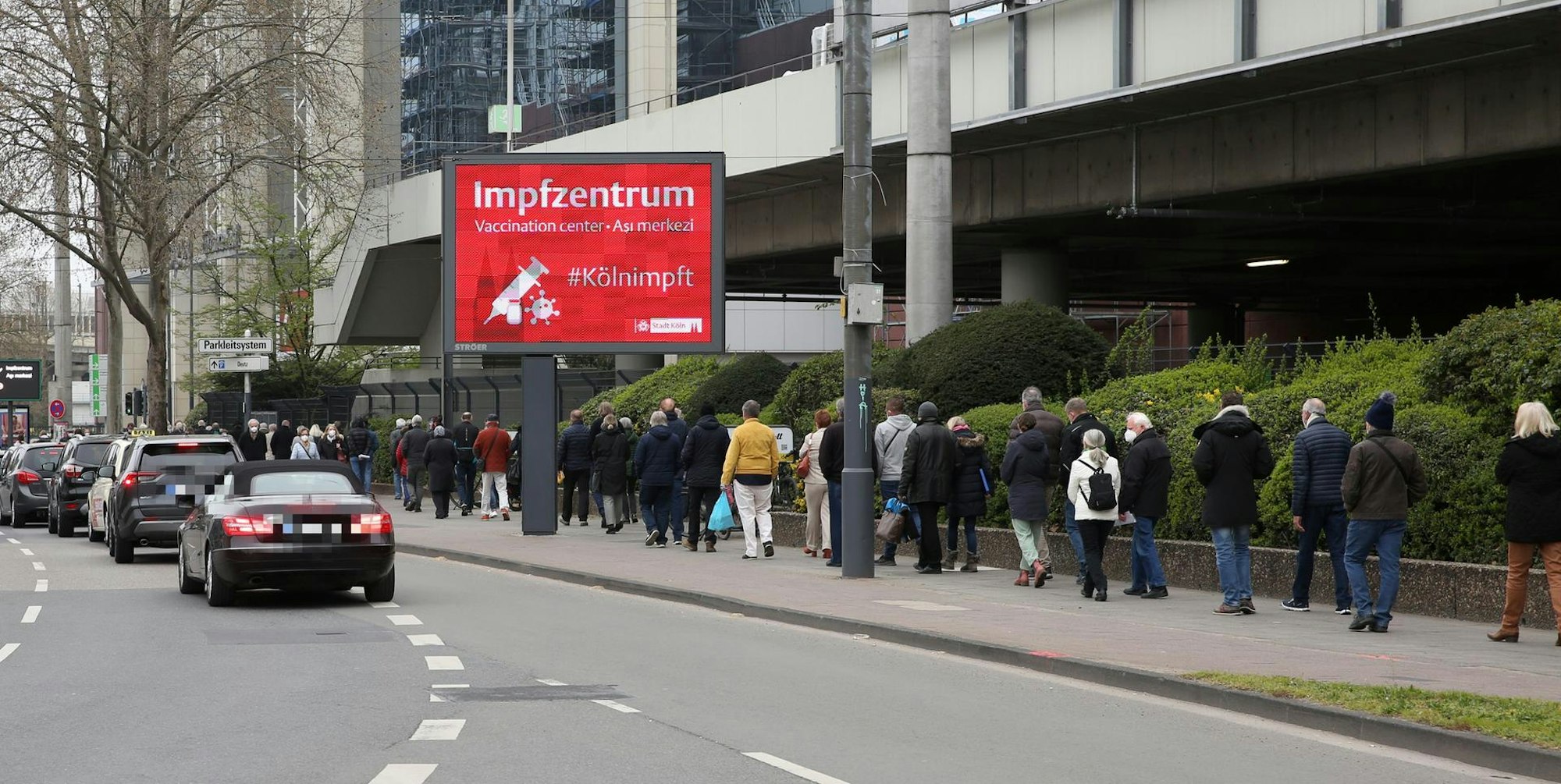 Warteschlage Impfezentrum Köln