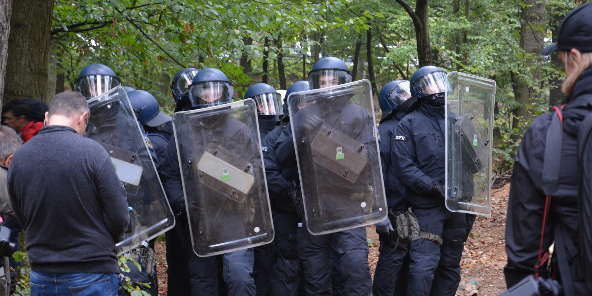 hambacher-forst-beamte