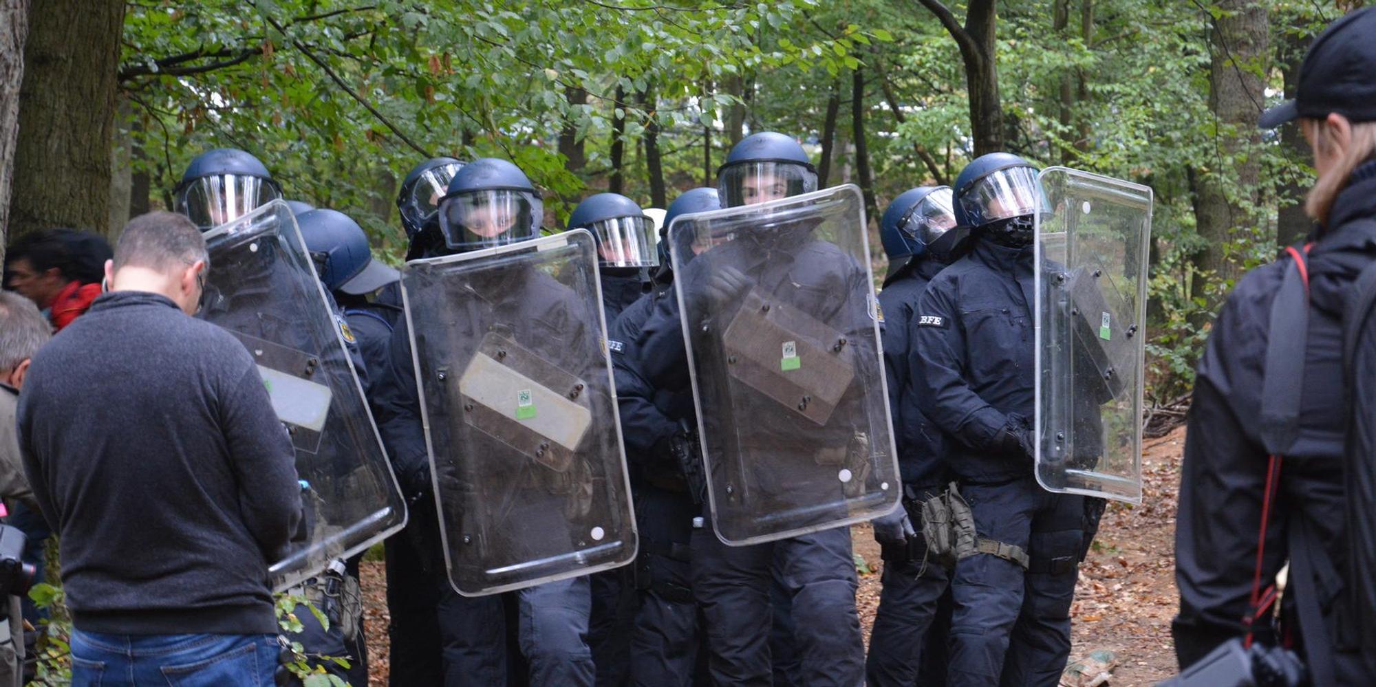 hambacher-forst-beamte