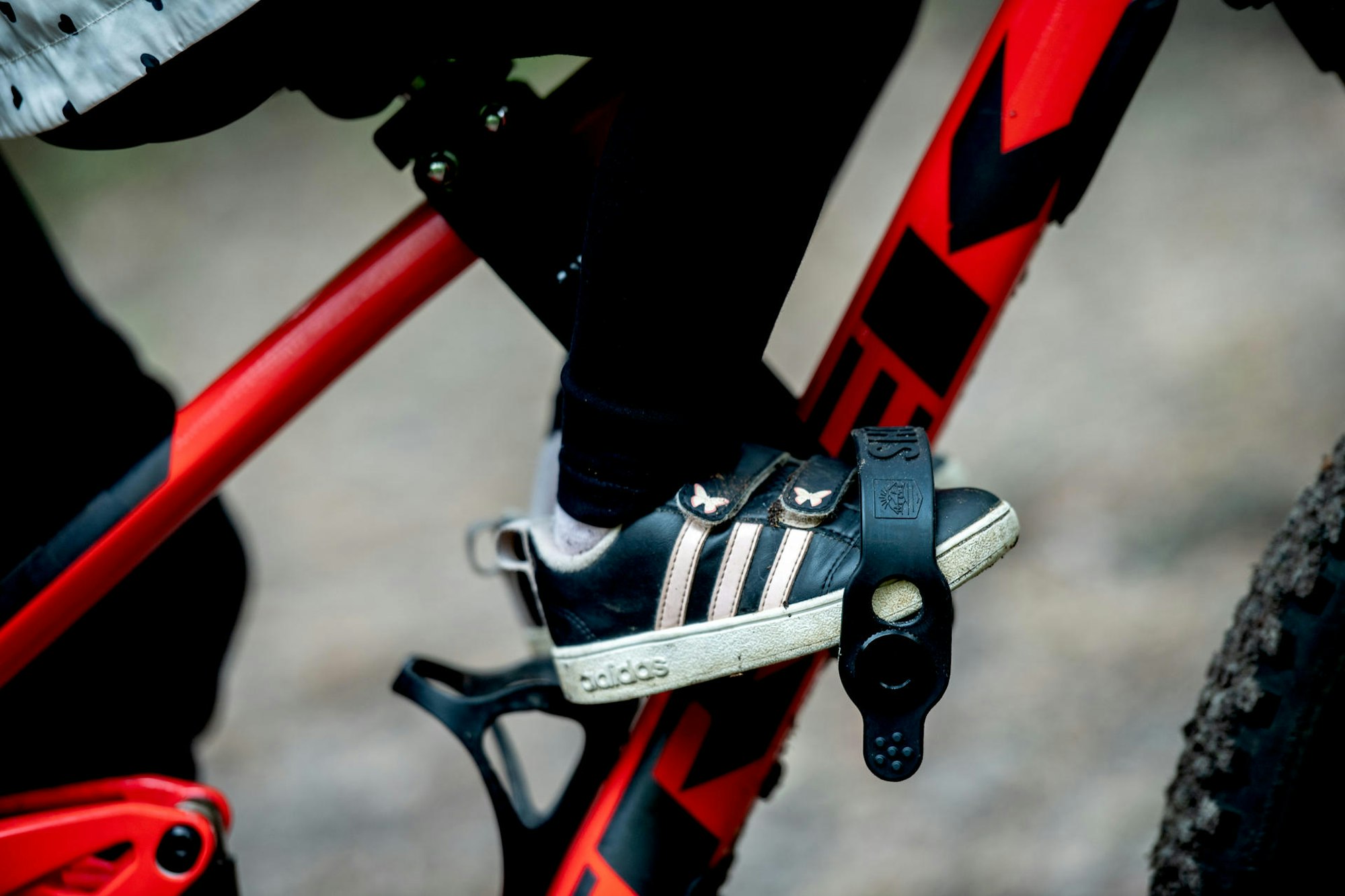 mountainbike mit kindern kinderschuh