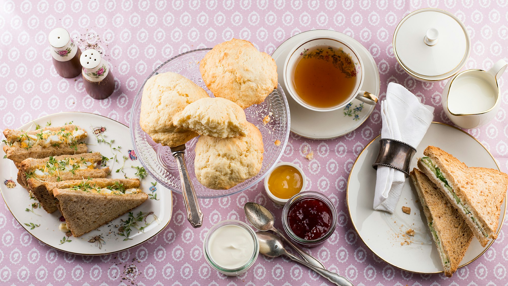 Sandwiches und Scones mit Tee