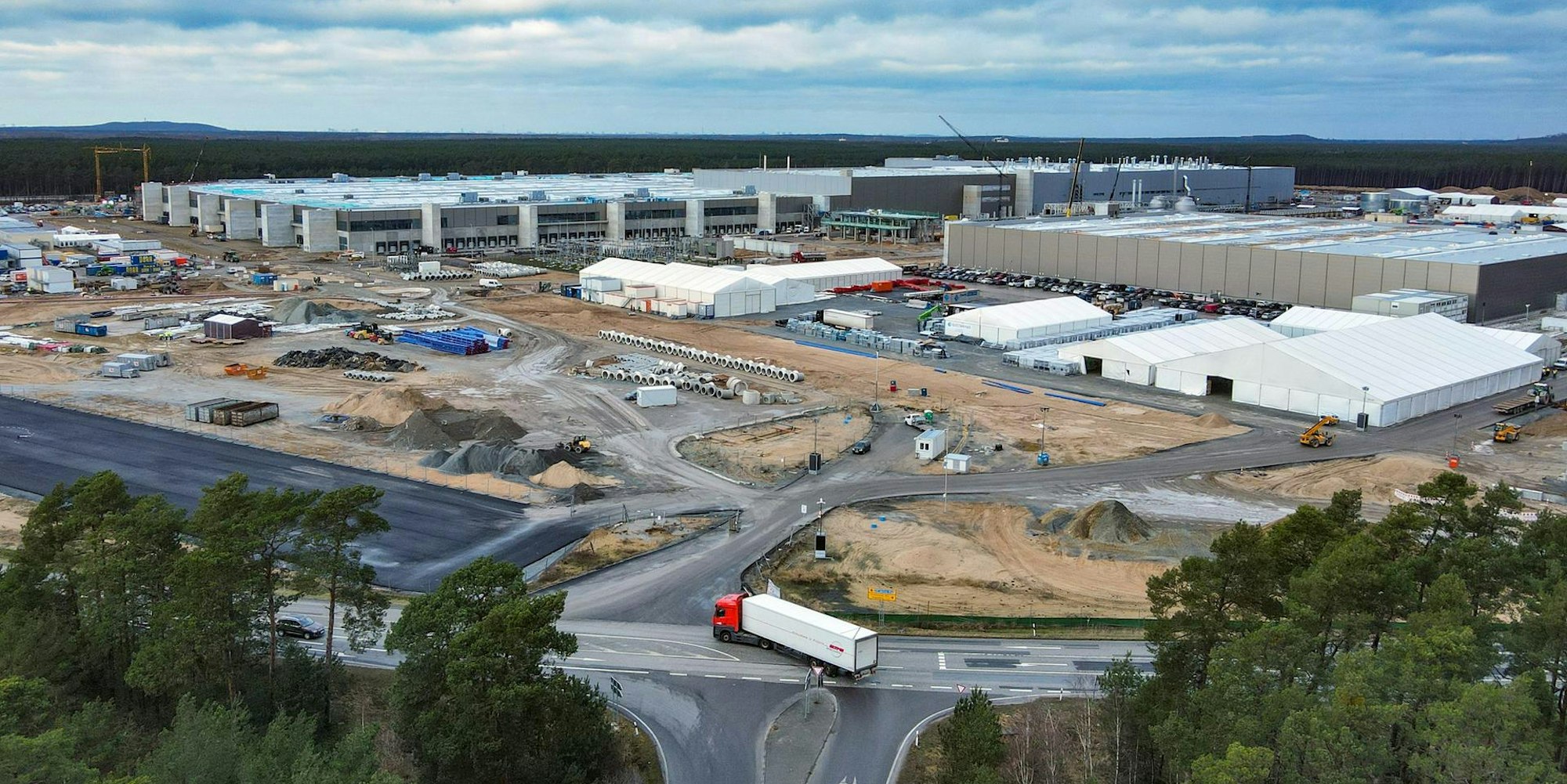 klage_tesla_symbol_dpa_160222