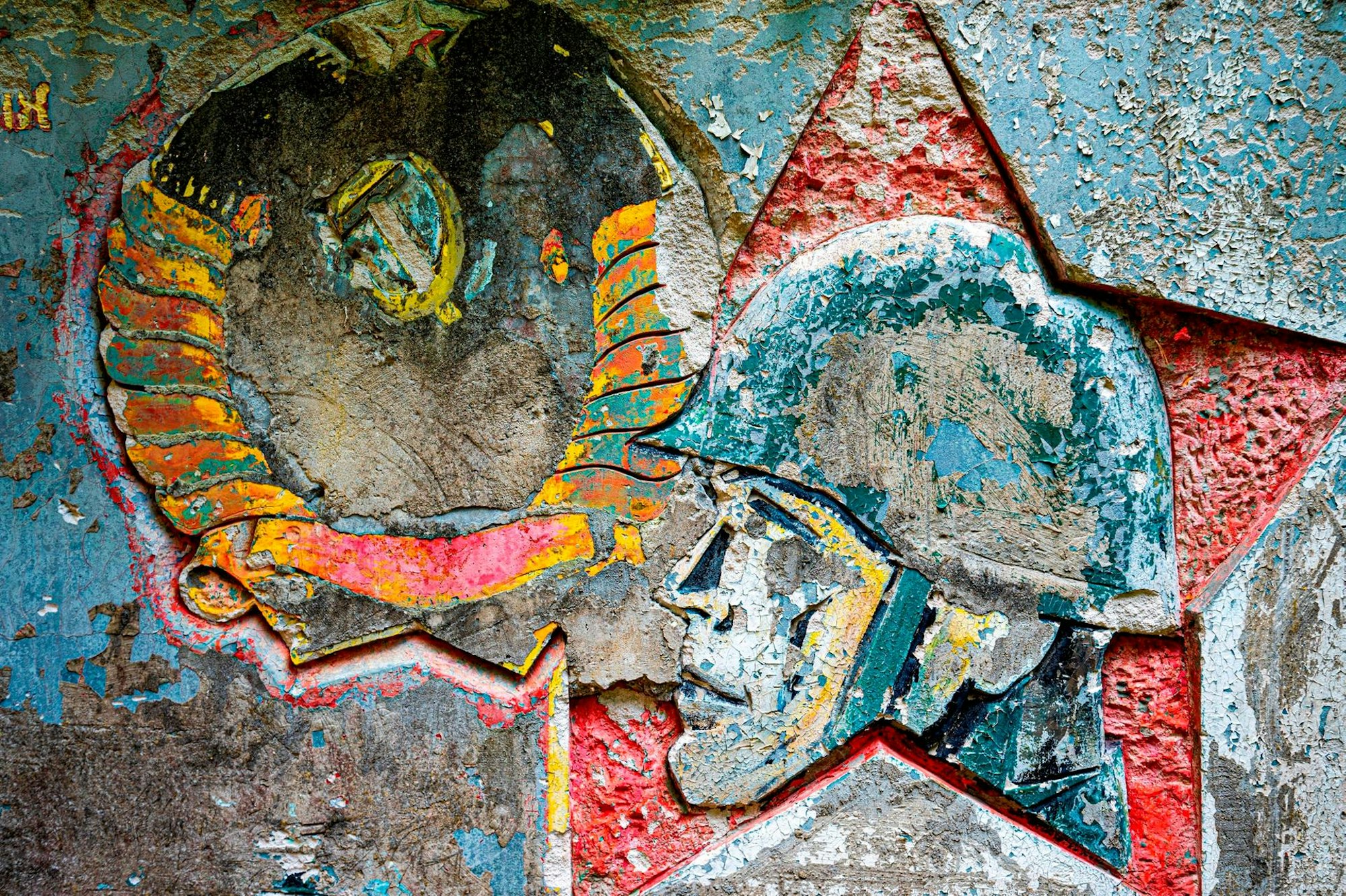 An einer verlassenen Kaserne wurde ein Bild von einem sowjetischen Soldaten gemalt.