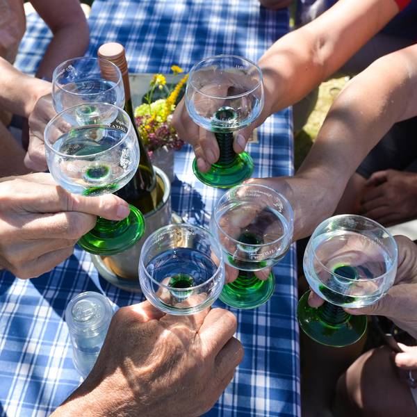 Anstoßen mit Weingläsern.